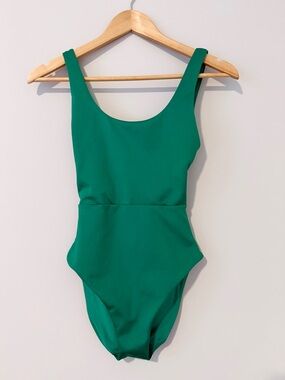 Left On Friday Double Scoop Suit Swimsuit Kelly Green (Turf) Size M